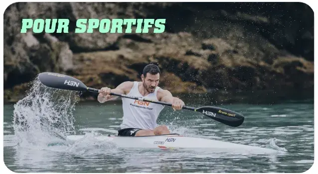 Saul Craiotto descendant un rapide dans son kayak.