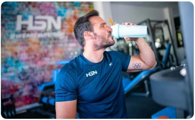 Saul Craviotto buvant des acides amin&eacute;s dans un shaker