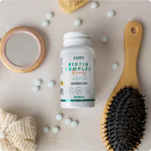 Pot de biotine avec des produits de soins personnels