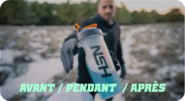 Un homme dans la neige tenant un shaker d'AAE.