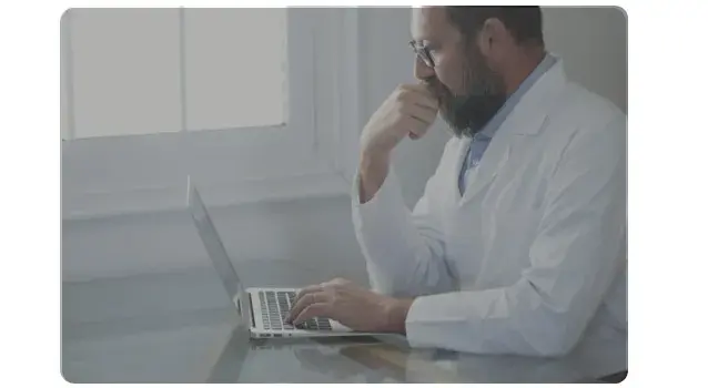 M&eacute;decin faisant de la recherche sur les BCAA