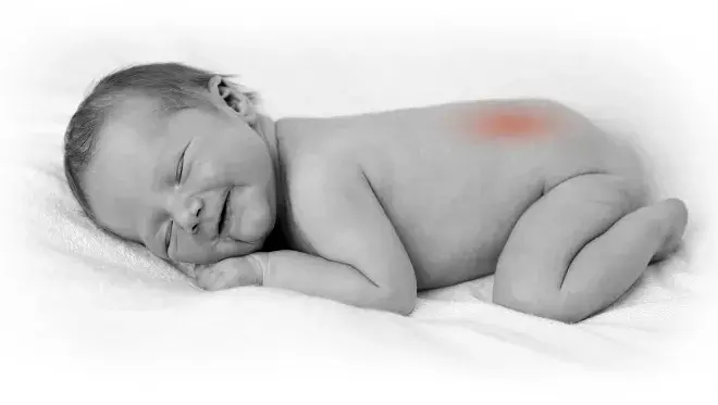 B&eacute;b&eacute; allong&eacute; souriant