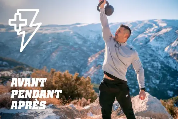 Un homme soulevant une kettlebell &agrave; la montagne.
