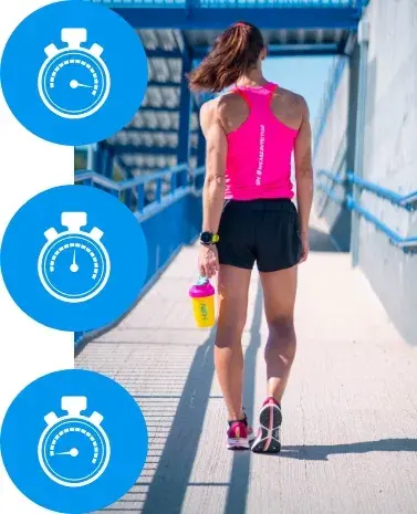 Femme marchant avec un shaker à la main